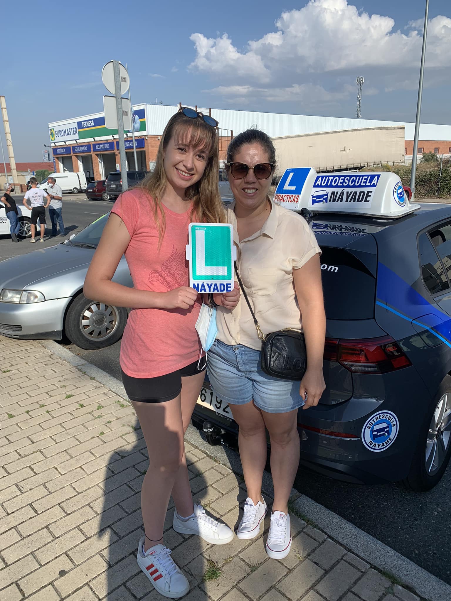 Alumno de Autoescuela Náyade celebrando su aprobado