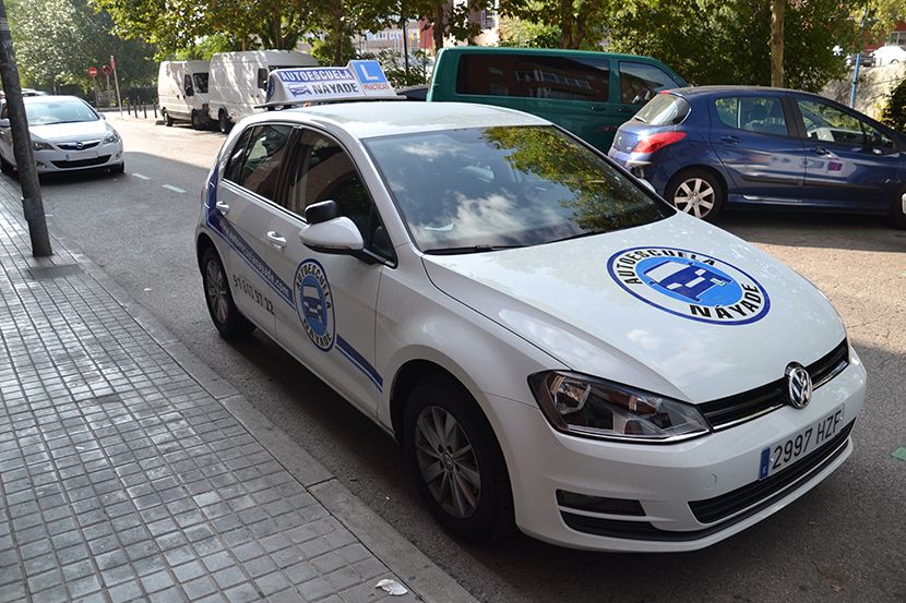 Vehículo de Autoescuela Náyade para clases de refresco en Collado Villalba